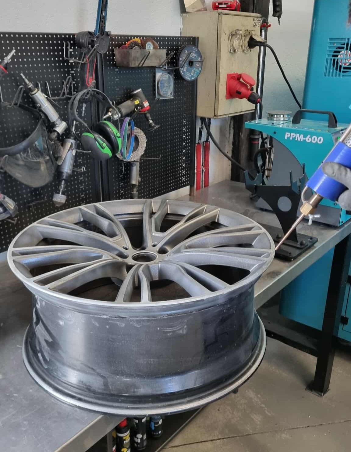 Travail de restauration détaillé sur une jante en aluminium
